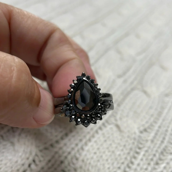 Teardrop stone ring. Brown/bronze color with little stones Expandable stretchy - Picture 3 of 8